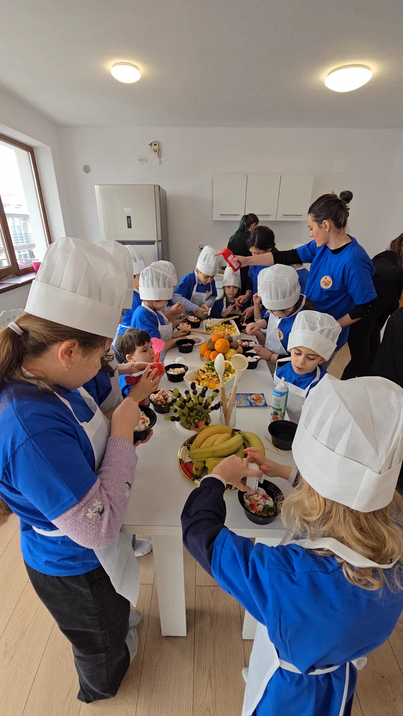 Atelier de gătit — copiii pregătesc gustarea zilei
