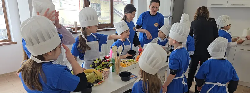 Atelier practic — copiii lucrează la masa de activități