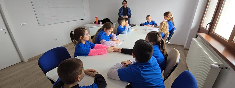 Grupă mică la curs, în sala de clasă