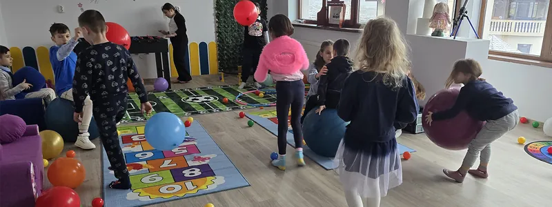 Copii în sala de activități recreative